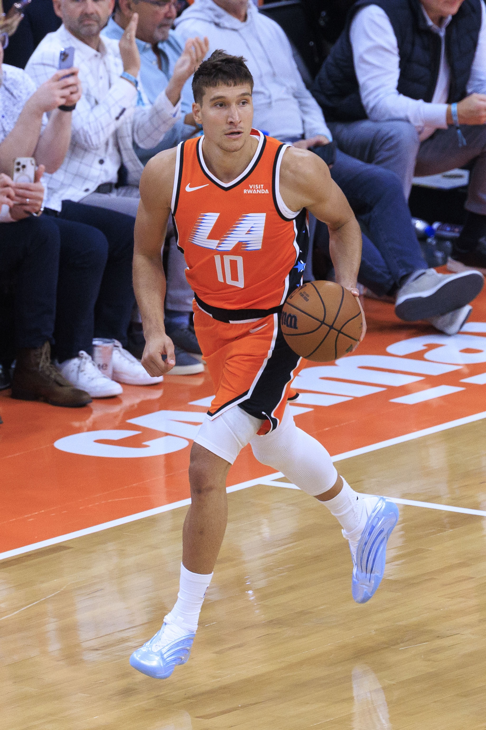 开云入口-美记：快船愿意送走博格丹 想换一位能提升轮换实力的球员