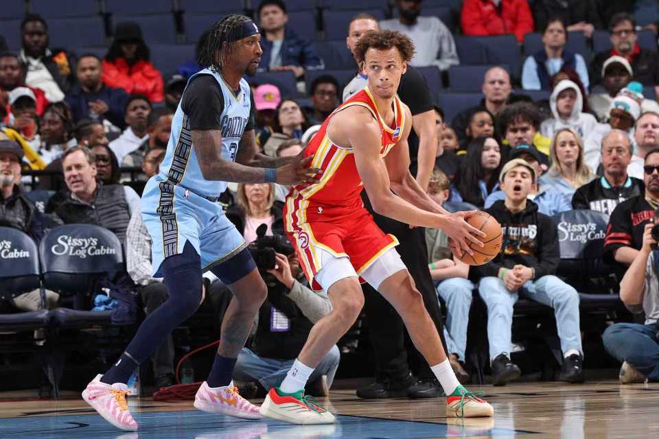 开云体育官网-老鹰险胜灰熊终结4连败：杰伦32+15+8 莫兰特23+12丢绝杀